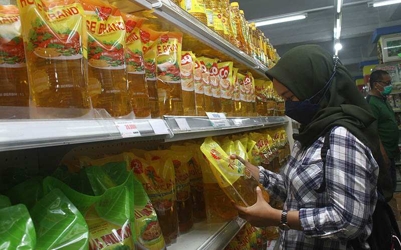 Seorang pengunjung memilih minyak goreng yang dijual di supermarket di Pontianak, Kalimantan Barat, Kamis (23/12/2021).  - Antara Foto/Jessica Helena Wuysang/hp.rn