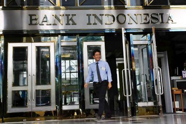 Karyawan keluar dari gedung Bank Indonesia di Jakarta. - JIBI/Dedi Gunawan