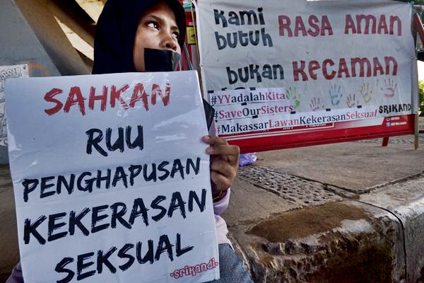 Pegiat yang tergabung dalam Jaringan Muda Melawan Kekerasan Seksual melakukan aksi unjukrasa di Makassar, Sulawesi Selatan, Rabu (4/5). - Antara/Dewi Fajriani