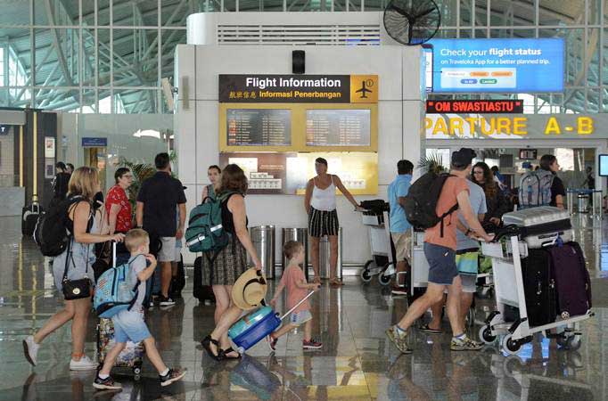 Calon penumpang pesawat berada di kawasan Terminal Internasional Bandara Internasional I Gusti Ngurah Rai, Bali, Rabu (6/3/2019). - ANTARA/Fikri Yusuf