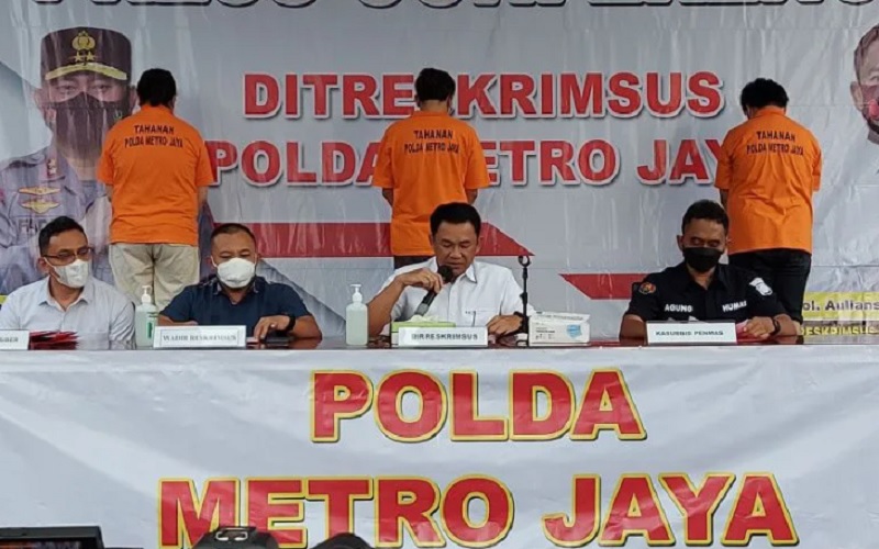 Direktur Reserse Kriminal Khusus Polda Metro Jaya Kombes Pol Auliansyah Lubis (kedua kanan) berikan keterangan terkait pengungkapan investasi bodong robot trading Fahrenheit di Polda Metro Jaya, Jakarta, Selasa (22/3/2022).  - Antara