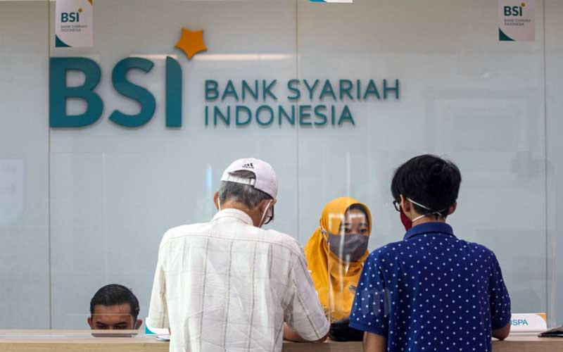 Karyawati Bank Syariah Indonesia melayani nasabah di KC Jakarta Hasanudin, Jakarta, Selasa (2/2/2021). Bisnis - Arief Hermawan P
