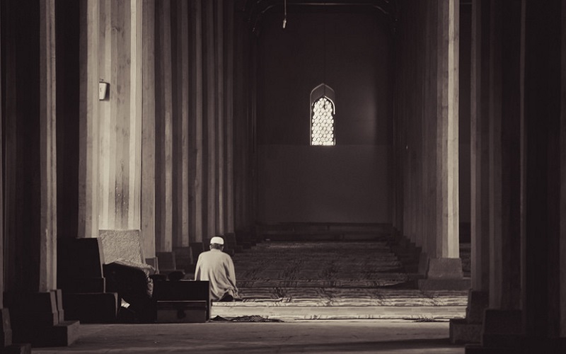 Ilustrasi seorang muslim melaksanakan I'tikaf di Masjid pada bulan Ramadan - Moslem Pro