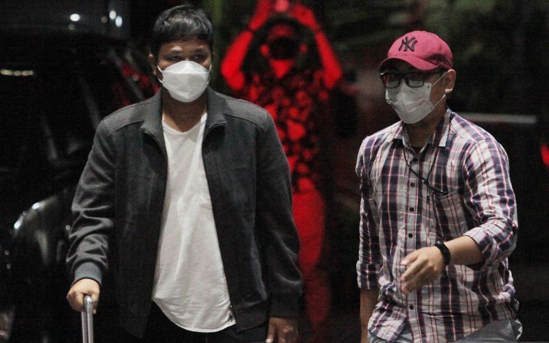Bupati Kuantan Singingi (Kuansing) Andi Putra (kiri) tiba untuk menjalani pemeriksaan di Gedung Merah Putih KPK, Jakarta, Rabu (20/10/2021). ANTARA FOTO/ Reno Esnir/aww. (ANTARA - RENO ESNIR)