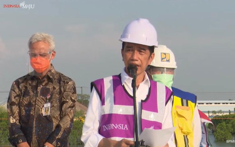 Presiden Joko Widodo memberikan keterangan pers usai meninjau proyek pembangunan jalan tol Semarang/Demak di Kabupaten Demak, Jawa Tengah pada Jumat 11 Juni 2021 / Youtube Setpres