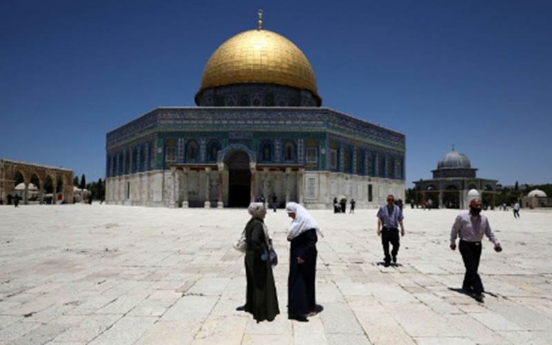 Pengunjung melintas di depan Dome of Rock (Kubah Batu), kompleks Masjid Al Aqsa, Kota Tua Yerusalem, Minggu (31/5/2020)./Antara - Reuters/Ammar Awad