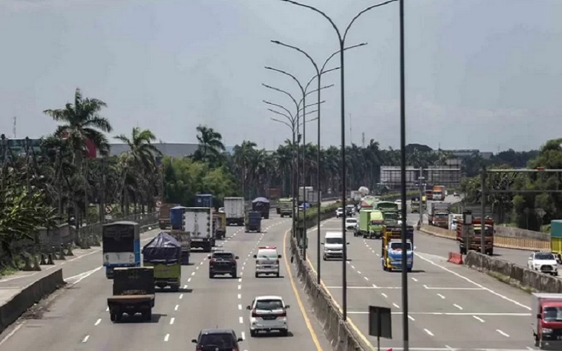 Kendaraan melintas di ruas tol Tangerang-Merak di Kabupaten Tangerang, Banten, Kamis (2/12/2021). - Antara