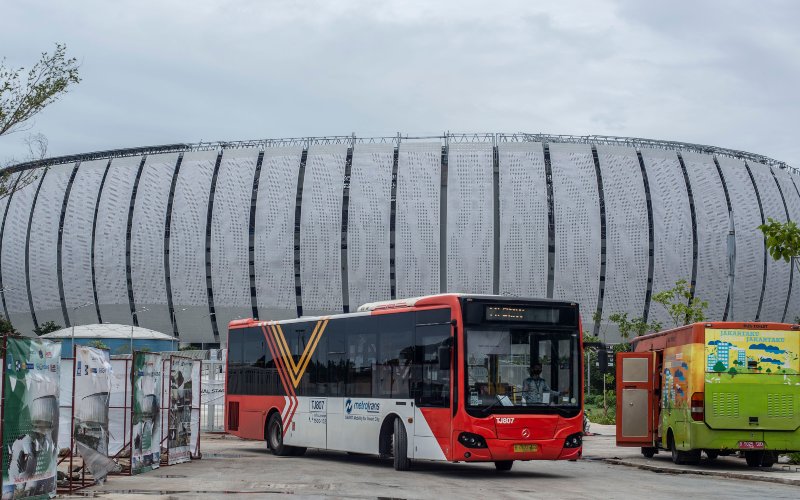Bus Metrotrans melintas di kawasan Halte Jakartas International Stadium (JIS), Jakarta, Selasa (1/3/2022). ANTARA FOTO/Aprillio Akbar - rwa.