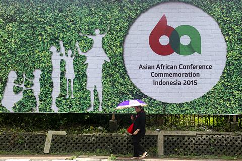 Pejalan kaki melintas di depan baliho sosialisasi acara peringatan Konferensi Asia Afrika, di Jakarta, Senin (6/4). - Antara/Andika Wahyu