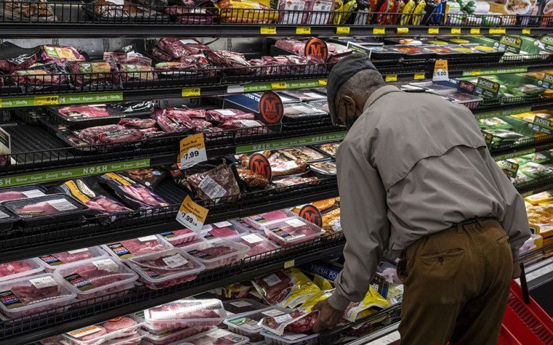 Seorang warga tengah berbelanja kebutuhan makanan di salah satu pusat perbelanjaan Amerika Serikat (AS). Inflasi AS menyentuh level 7,9 persen pada Februari 2022, sekaligus level tertinggi sejak tahun 1982. - Bloomberg