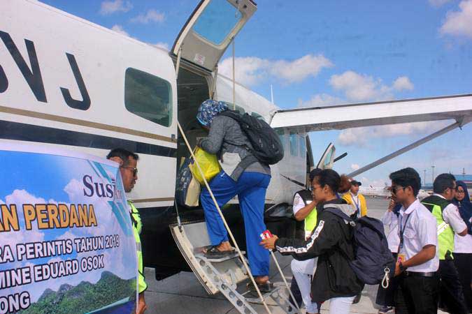 Penumpang menaiki pesawat pada penerbangan perdana Susi Air di Domine Eduard Osok (DEO), Kota Sorong, Papua Barat, Selasa (9/4/2019). - ANTARA/Olha Mulalinda