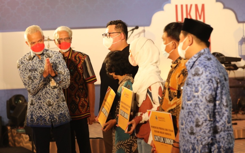 Gubernur Jawa Tengah Ganjar Pranowo (kiri) didampingi Direktur Utama Bank Jateng Supriyatno secara simbolis memberikan kredit kepada para pelaku UMKM Jateng dalam acara UKM Virtual Expo (UVO) 2022 yang digelar secara hybrid.  - Dok. Istimewa
