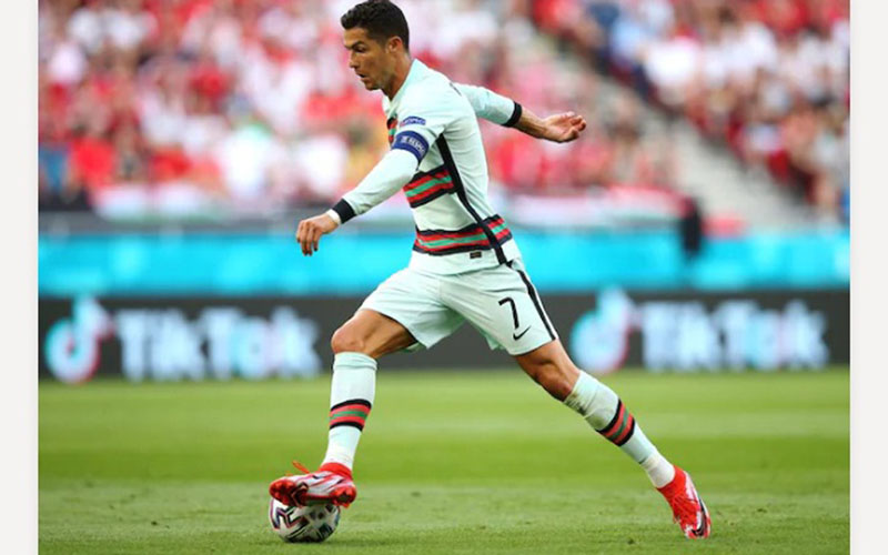 Kapten timnas Portugal Cristiano Ronaldo menggiring bola saat melawan Timnas Hungaria dalam lanjutan Euro 2020, Selasa (15/6/2021). - UEFA.com