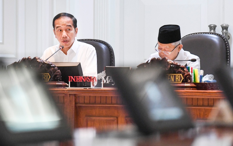 Presiden Joko Widodo (kiri) didampingi Wakil Presiden Ma'ruf Amin (kanan) memimpin rapat terbatas (ratas) di Kantor Presiden, Jakarta, Senin (9/3/2020). Ratas tersebut membahas kerangka ekonomi makro dan pokok-pokok kebijakan fiskal tahun 2021 dan rencana kerja pemerintah tahun 2021. - ANTARA FOTO/Hafidz Mubarak A