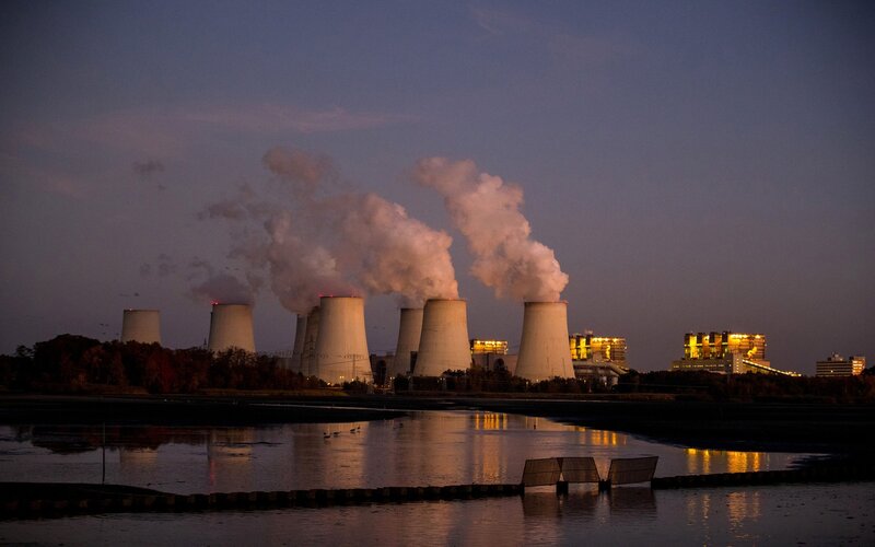 Ilustrasi emisi karbon dari sebuah pabrik -  Bloomberg