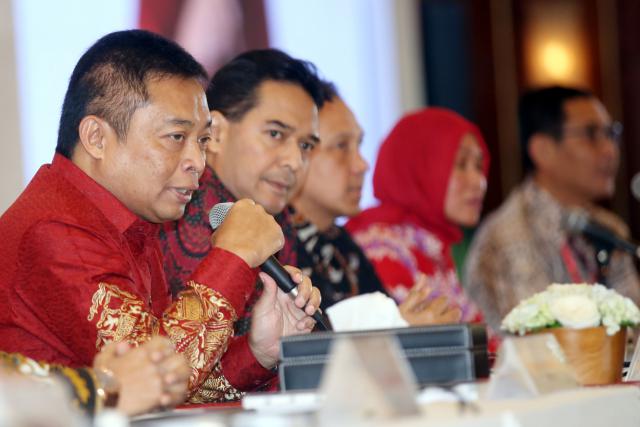 Direktur Utama PT Telkom Indonesia (Persero) Tbk Ririek Adriansyah (kiri) memberi penjelasan di sela-sela RUPST, di Jakarta, Jumat (24/5/2019). - Bisnis/Abdullah Azzam