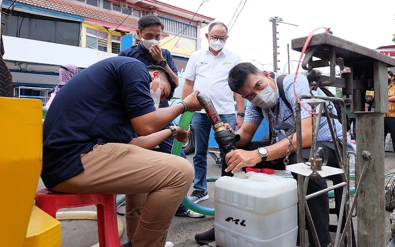 Petugas PT Perusahaan Perdagangan Indonesia (PPI) mendistribusikan minyak goreng murah kepada pedagang pasar tradisional di wilayah Jakarta - PPI