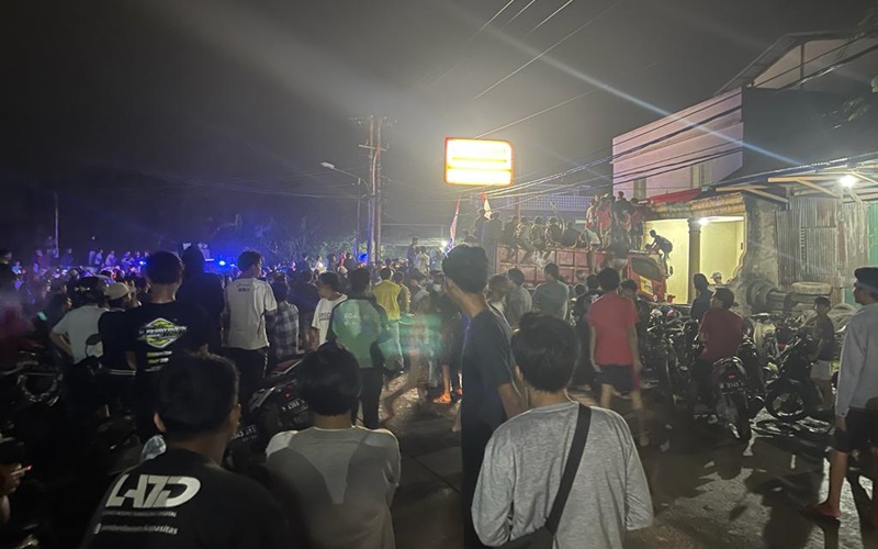 Suasana di Alfamart Pertigaan Cipet Kabupaten Tangerang - Bisnis/Ayub