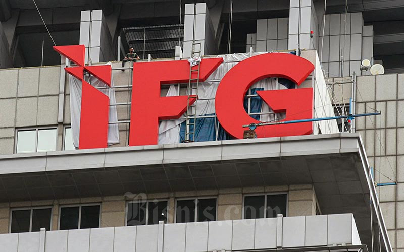 Pekerja melakukan pemasangan logo Indonesia Financial Group (IFG) di Jakarta, Selasa (11/1/2021). Bisnis - Arief Hermawan P