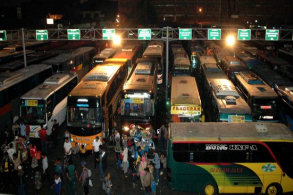 Armada bus angkutan mudik menunggu pemberangkatan di Terminal Bekasi, Jawa Barat, Selasa (14/7/2015) malam. - Antara