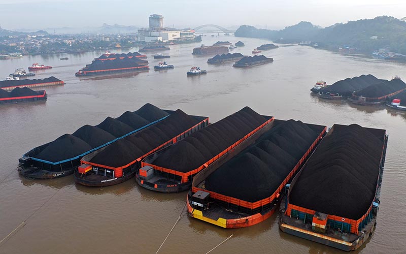 Sejumlah kapal tongkang yang mengangkut batubara berada di Sungai Mahakam di Samarinda, Kalimantan Timur, Rabu (13/10/2021). Bloomberg - Dimas Ardian