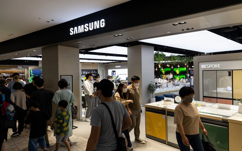 Gerai Samsung di pusat perbelanjaan Hyundai Seoul, Seoul, Korea Selatan -  Bloomberg