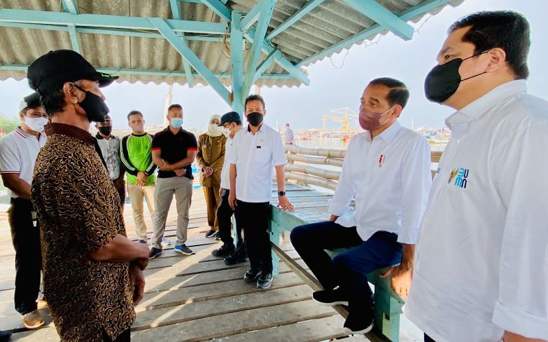Jokowi mendengarkan keluhan nelayan di Dermaga Kapal Nelayan Bale Purbo, Gresik (20/4/2022)  -  Laily Rachev / Biro Pers Sekretariat Presiden