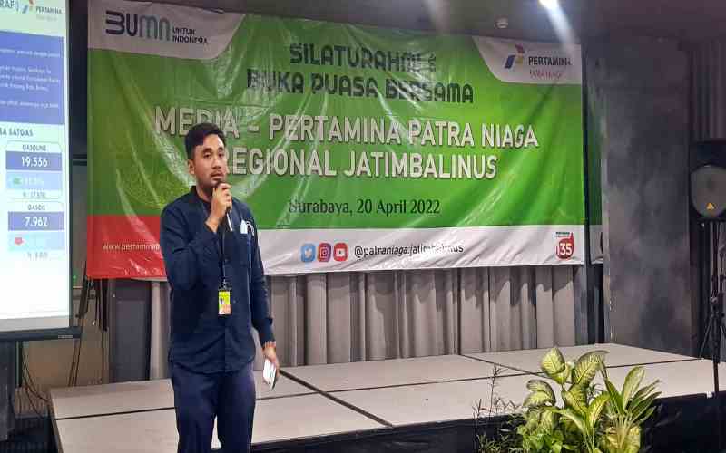Section Head Communication Patra Niaga Jatimbalinus, Arya Yusa Dwicandra memaparkan proyeksi konsumsi BBM jelang Lebaran dalam Buka Puasa Bersama di Surabaya, Rabu (20/4/2022).  - Bisnis/Peni Widarti