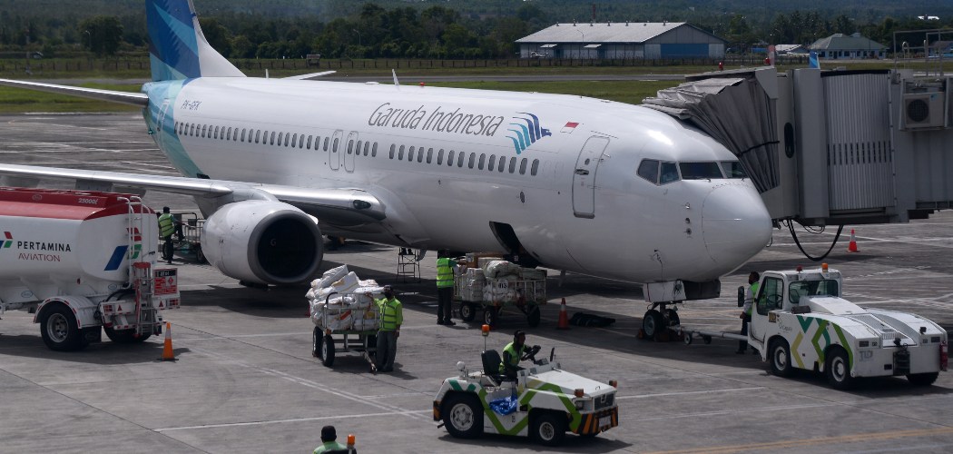 Pekerja menurunkan muatan kargo dari pesawat Garuda Indonesia dengan nomor penerbangan GA 143 setibanya di Bandara Internasional Sultan Iskandar Muda (SIM) Blang Bintang, Kabupaten Aceh Besar, Aceh, Rabu (2/9/2020).Aero Wisata termasuk perusaahaan dengan bisnis logistik untuk Garuda - ANTARA FOTO/Ampelsa