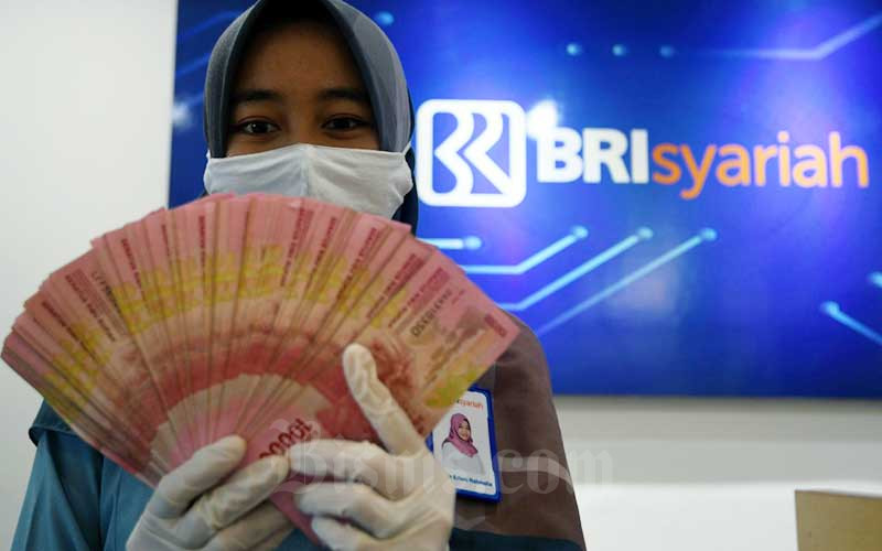Karyawan menunjukan uang rupiah di salah satu kantor cabang BRI Syariah di Jakarta, Rabu (29/7/2020). Bisnis - Abdurachman 