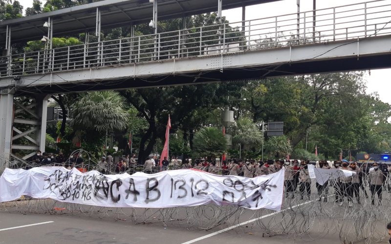 Polisi memasang barikade kawat duri untuk mencegah mahasiswa menuju Istana Negara dalam demo yang berlangsung Senin (11/4/2022). JIBI - Bisnis/ Pernita Hestin Untari