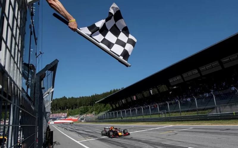 Pebalap Red Bull Max Verstappen memasuki finis Formula 1- Austrian Grand Prix-Red Bull Ring, Spielberg, Austria, 30 Juni 2019. - Antara/Reuters
