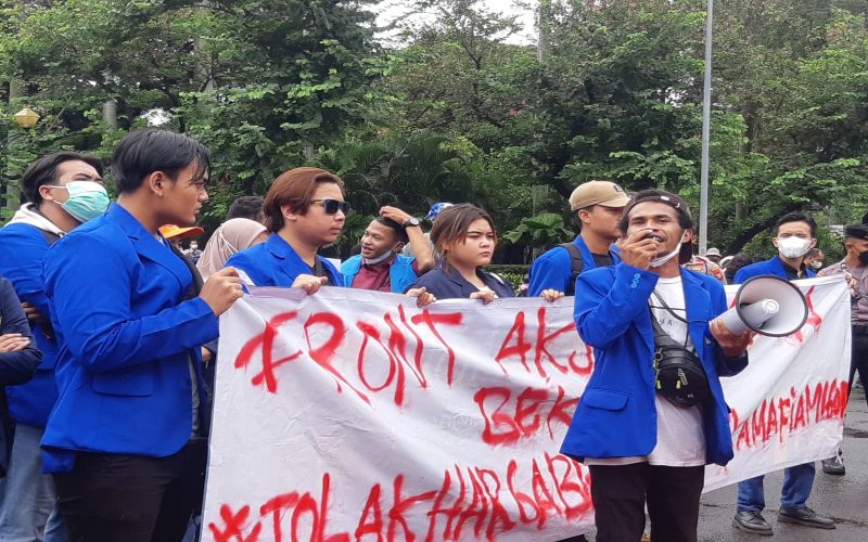 Sejumlah mahasiswa yang tergabung salam Front Aksi Mahasiswa Bekasi menggelar demontrasi di kawasan Patung Kuda, Jakarta Pusat, Kamis (21/4/2022). JIBI - Bisnis/Pernita Hestin Untari