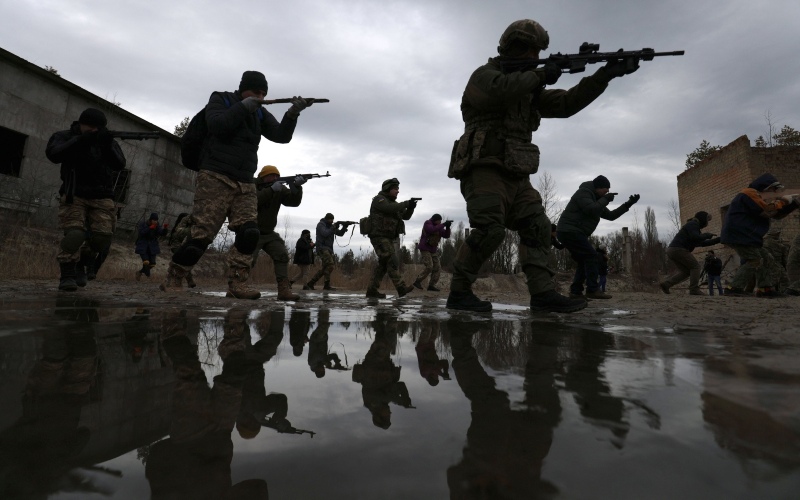 Anggota Pasukan Pertahanan Teritorial Ukraina berpartisipasi dalam latihan di bekas pabrik aspal di pinggiran Kyiv, Ukraina, Sabtu (19/2/2022). - Bloomberg/Ethan Swope