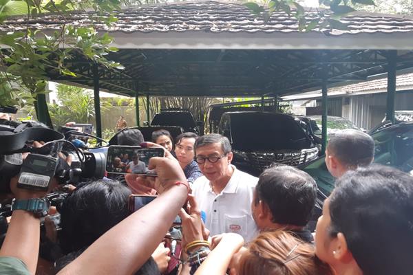 Menkumham Yasonna Laoly datang ke rumah Megawati Soekarnoputri di Kebagusan Pasarminggu, Rabu (17/4/2019). JIBI/Bisnis - Lalu Rahadian