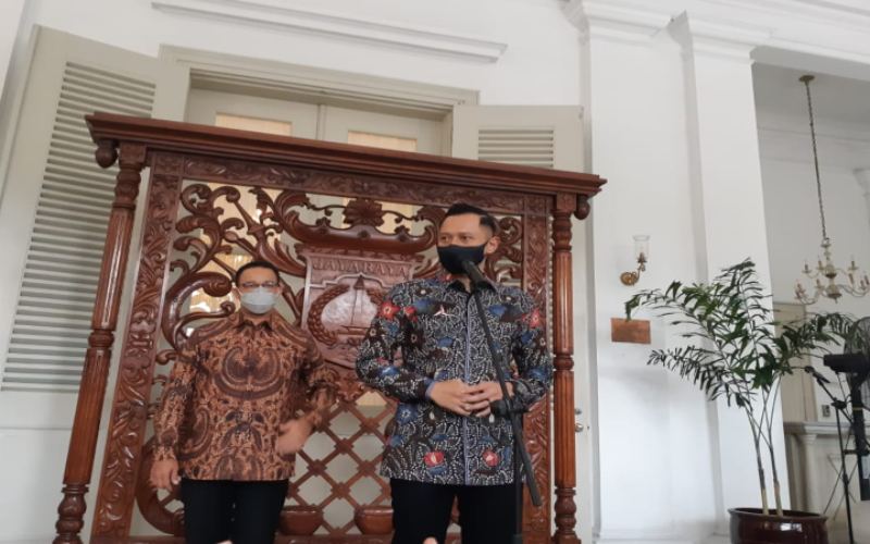 Ketua Umum Partai Demokrat Agus Harimurti Yudhoyono atau AHY memberikan keteranagan usai bertemu dengan Gubernur DKI Jakarta Anies Baswedan, Kamis (6/5/2021). - Nyoman Ary Wahyudi