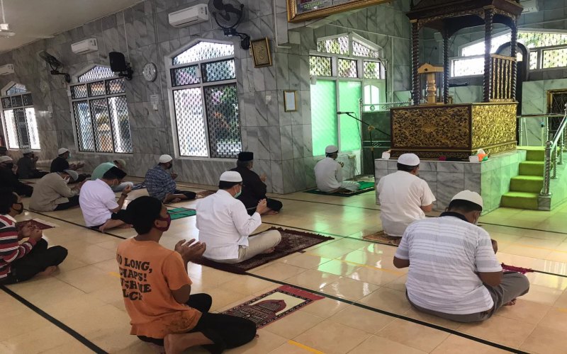 Jamaah di Masjid Agung Kabupaten OKI, Sumsel, melaksanakan salat berjamaah dengan protokol kesehatan. istimewa