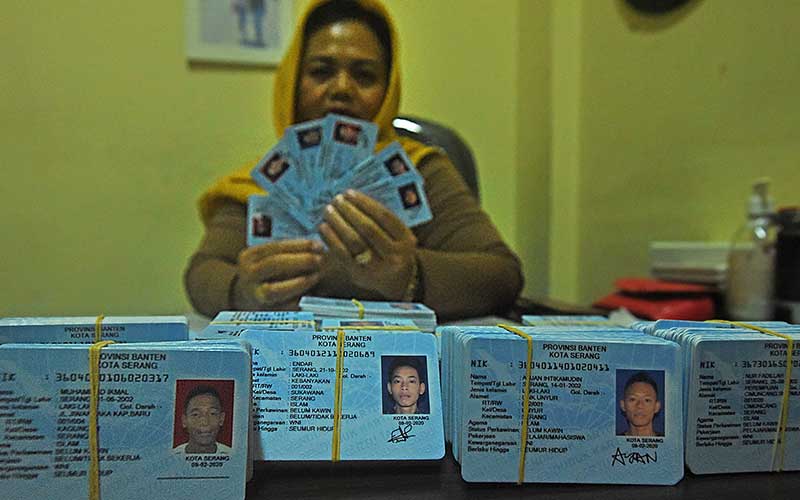 Petugas memperlihatkan KTP (Kartu Tanda Penduduk) Elektronik yang baru dicetak di Kantor Disdukcapil Kota Serang, Banten, Rabu (4/3/2020). ANTARA FOTO - Asep Fathulrahman