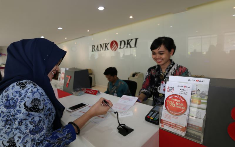 Teller Bank DKI Cabang Walikota Jakarta Pusat melayani nasabah pada Hari Batik Nasional yang diperingati setiap tanggal 2 Oktober. - Antara/Hamid.