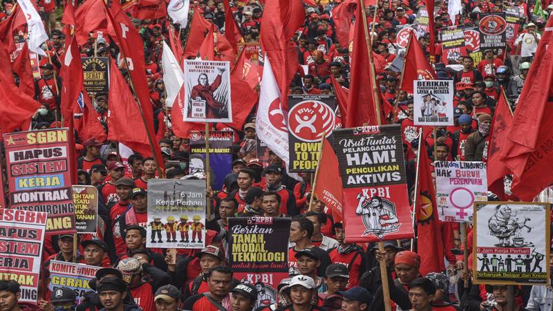Sejumlah buruh dari berbagai serikat buruh melakukan aksi pada saat peringatan Hari Buruh Internasional (May Day) di kawasan Jalan Sudirman-Thamrin, Jakarta, Rabu (1/5/2019).  - Antara