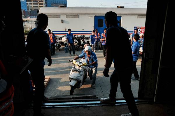 Petugas  menaikkan sepeda motor peserta program angkutan sepeda motor gratis Kereta Api di stasiun logistik Kampung Bandan, Jakarta, Senin (11/6/2018). - JIBI/Felix Jody Kinarwan