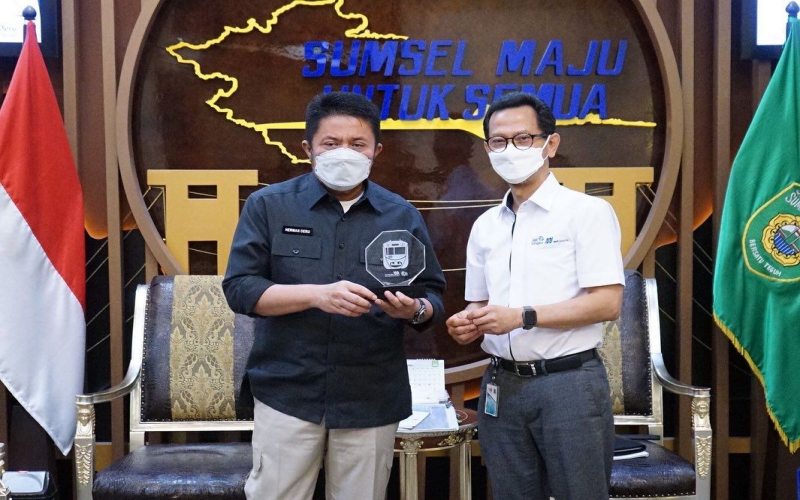 Gubernur Sumsel Herman Deru (kiri) menerima cinderamata dari Direktur Operasional dan Maintenance PT MRT Jakarta Muhammad Effendi.  - Istimewa