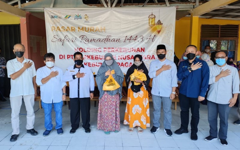Direktur Produksi dan Perencanaan Holding Perkebunan Nusantara III Persero, Mahmudi (tengah) didampingi CEO PTPN V Jatmiko Santosa (kiri) menyerahkan paket sembako murah kepada masyarakat.  - Istimewa