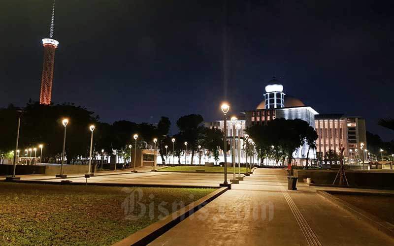 Pemandangan halaman Masjid Istiqlal di Jakarta, Sabtu (5/9/2020). Renovasi masjid yang dikerjakan sepanjang 2019-2020 dan menelan biaya senilai Rp465 miliar ini telah rampung. Masjid Istiqlal akan segera diresmikan kembali dibuka untuk umum. Bisnis - Arief Hermawan P
