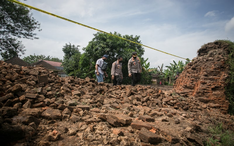Petugas memeriksa kondisi tembok benteng Keraton Kartasura yang rusak dijebol warga di Sukoharjo, Jawa Tengah, Sabtu (23/4/2022). - Antara/Mohammad Ayudha.