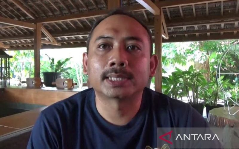 Bupati Ngawi Ony Anwar Harsono memberikan keterangan kepada wartawan di Ngawi, Sabtu (23/4/2022). (ANTARA - Louis Rika)