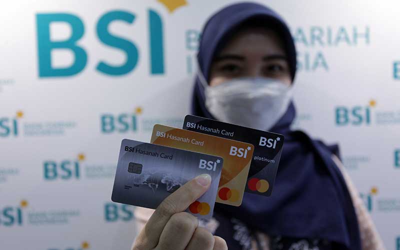 Karyawan menunjukkan kartu pembiayaan BSI Hasanah Card di outlet PT Bank Syariah Indonesia KC Jakarta Barat, Kebon Jeruk Jakarta, Senin (1/2 - 2021). Binsis