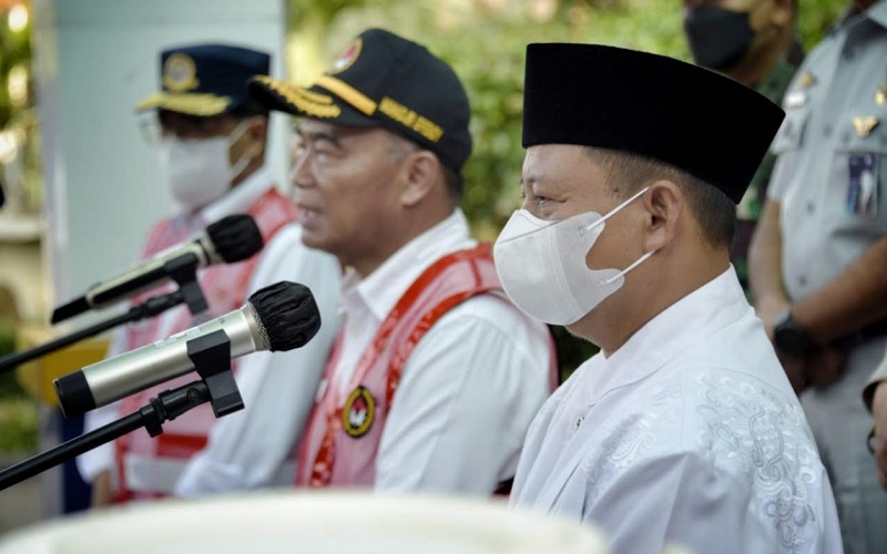 Wakil Gubernur Jawa Barat Uu Ruzhanul Ulum (kanan)