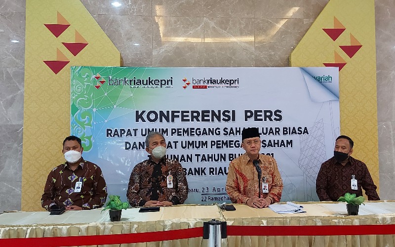 Direktur Utama Bank Riau Kepri Andi Buchari (kedua kanan) dan didampingi jajaran direksi lainnya sedang memberikan penjelasan pada konperensi pers usai Rapat Umum Pemegang Saham Luar Biasa, Sabtu (23/4/2022) malam. Pemprov Riau resmi menambahkan setoran modal dengan nilai Rp120 miliar untuk Bank Riau Kepri pada tahun ini.  - Bisnis/Arif Gunawan 