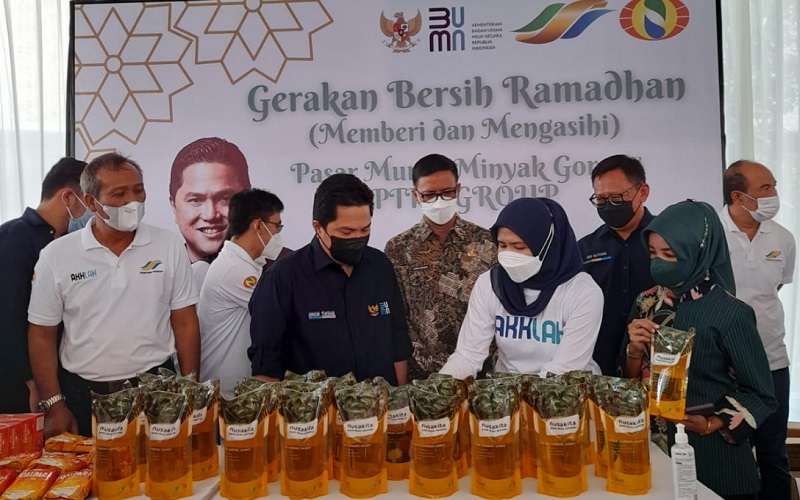 Menteri BUMN Erick Thohir menghadiri Operasi Pasar Murah (OPM) Minyak Goreng Nusakita dan Teh Walini/Goalpara di Kabupaten Bandung.